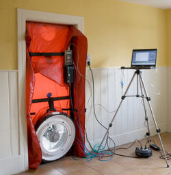 Informationen zu Vorteilen und Grenzwerten einer Blower-Door-Test Messung